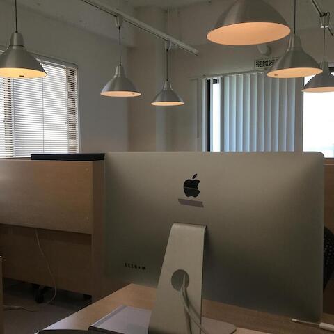 1日1000円で18時まで使える‼︎
ジュースも1本ついてきて、
カフェで勉強するよりお得なコワーキングスペース！
時間があるから仕事したい、勉強したい。
でも、カフェに長時間いるのはお店に迷惑かな…
って思うことが私はよくあります。
ベースキャンプ名古屋は、
ちょっと勉強したい時や、出張で1日だけ名古屋にいる人のために、
2時間のショートステイ（700円）
ロングステイ10:00〜18:00（1000円）
の利用ができる便利なスペースです！