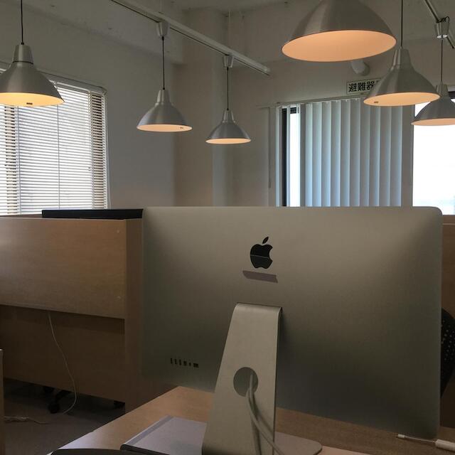 1日1000円で18時まで使える‼︎
ジュースも1本ついてきて、
カフェで勉強するよりお得なコワーキングスペース！
時間があるから仕事したい、勉強したい。
でも、カフェに長時間いるのはお店に迷惑かな…
って思うことが私はよくあります。
ベースキャンプ名古屋は、
ちょっと勉強したい時や、出張で1日だけ名古屋にいる人のために、
2時間のショートステイ（700円）
ロングステイ10:00〜18:00（1000円）
の利用ができる便利なスペースです！