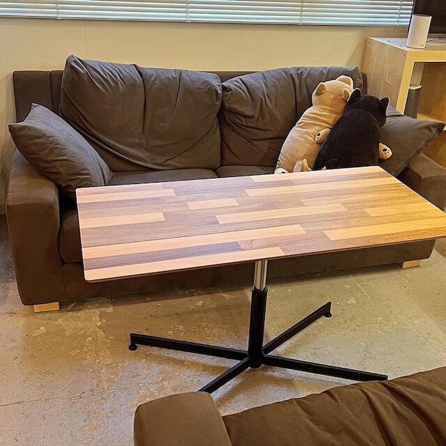 先月ソファーの所に新しいテーブルを導入しました。パソコン使う時とか、お茶飲む時とか利用に合わせて、高さが変えられるものにしています。